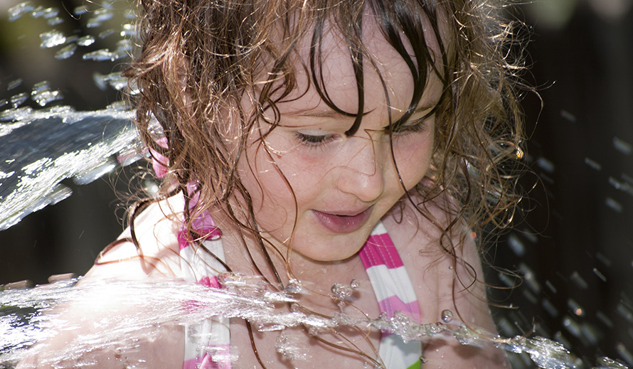 Una niña feliz en un parque acuático.