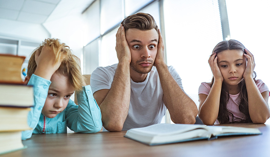 Un papá y sus dos hijos se muestran estresados por las tareas.  